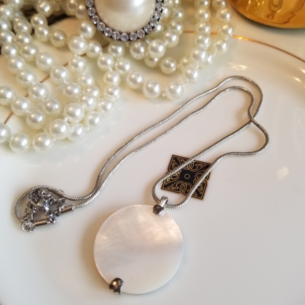 Vintage Mother of Pearl Round Pendant Silver Necklace